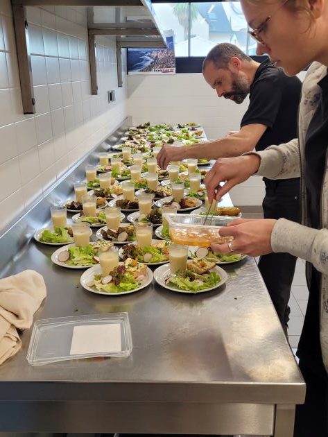 Pierre et Sophie dressant les entrées du repas des aînés 2