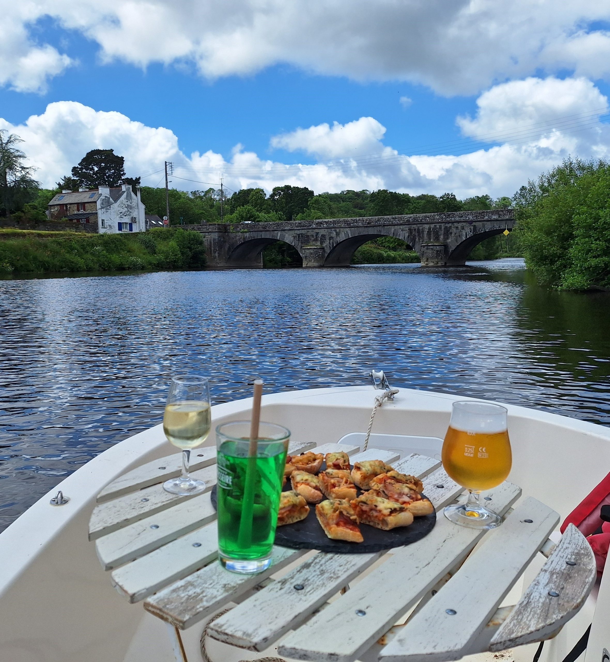 Apéro sur l'eau Prendre l'apéro sur un bateau de Canal Loisirs